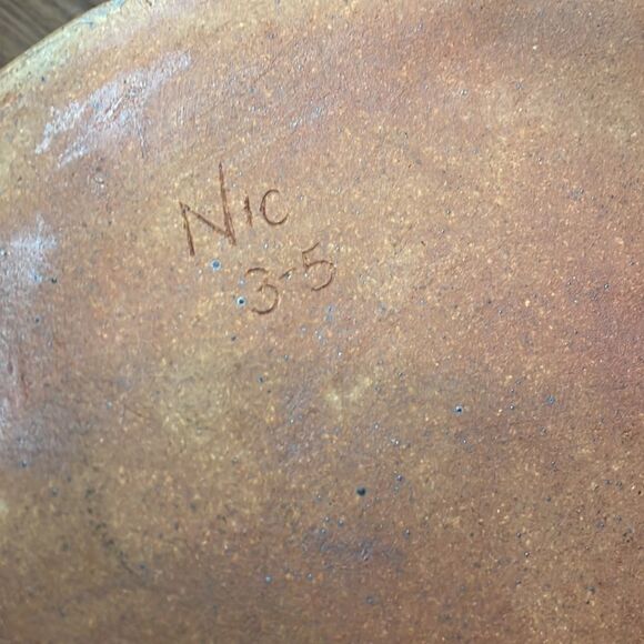Pottery Dish with fruit engraved- Marking NIC 3-5 engraved on bottom - 🌻💕🌻 - Picture 7 of 7